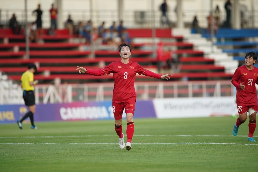 Sau trận thắng của tuyển nữ Việt Nam, nữ tiền vệ Thùy Trang tâm sự: "Phong độ của em hiện tại đang ổn. Việc ra sân chính thức hay dự bị với em không quan trọng. Cái chính là khi vào sân thi đấu, em phải thể hiện tốt khả năng của mình và đúng yêu cầu chiến thuật Ban huấn luyện đưa ra. Tất cả nằm trong sự tính toán của HLV nên em không có gì phải buồn, miễn sao đội tuyển giành chiến thắng là em thấy sung sướng rồi!