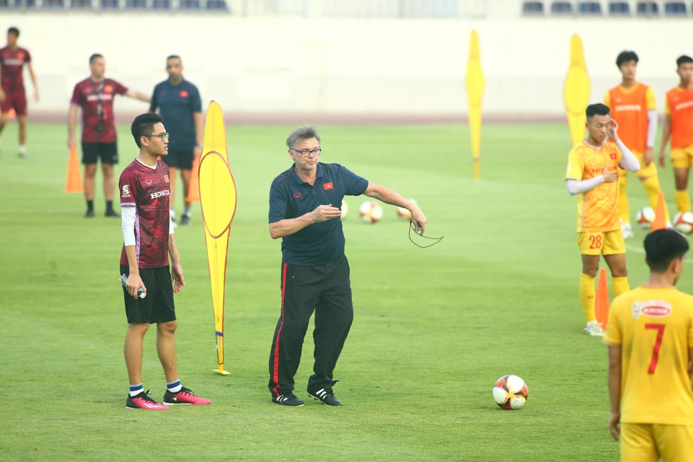 HLV Troussier yêu cầu cao về sự tập trung của các tuyển thủ trẻ U-22 Việt Nam trong mỗi buổi tập. Ảnh: ANH PHƯƠNG.