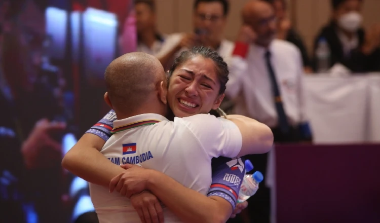 ... nhưng sau đó, cô gái xinh đẹp đã lên ngôi vô địch một cách xứng đáng với những giọt nước mắt hạnh phúc chia sẻ với cha, ông Peter Khan cũng là HLV của cô.