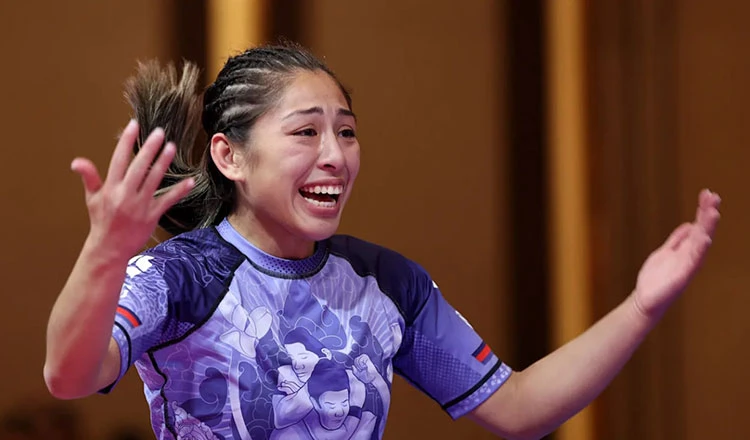 Jessa Khan của chủ nhà Campuchia hạnh phúc sau khi giành ngôi vô địch Ju-Jitsu. Ảnh: ANH PHƯƠNG.