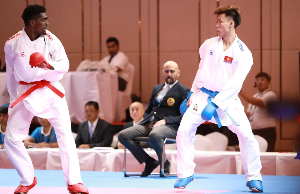 Đồng đội nam Karate Việt Nam nhận thưởng nóng 1.400 USD sau khi chiến thắng ở loạt trận chung kết trước các võ sĩ Malaysia. Ảnh: ANH PHƯƠNG.