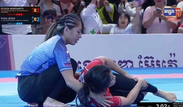 Jessa Khan đã ngừng tấn công và bật dậy đỡ đồng nghiệp Philippines dậy khi phát hiện võ sĩ này bị chấn thương...