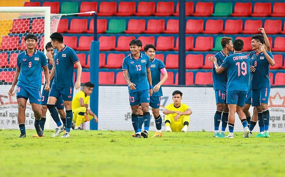 U-22 Malaysia gục ngã ở những phút cuối trước Thái Lan khiến tình thế của họ vô cùng chông chênh khi đá trận quyết định với Việt Nam. Ảnh: ANH PHƯƠNG.