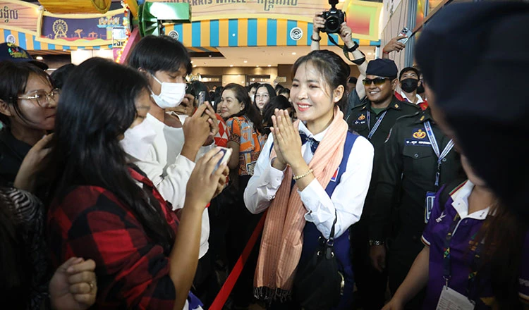 ... và giành huy chương vàng trong sự cổ vũ cuồng nhiệt của khán giả nhà Campuchia tại đấu trường AEON Mall II. Ảnh: CCT.