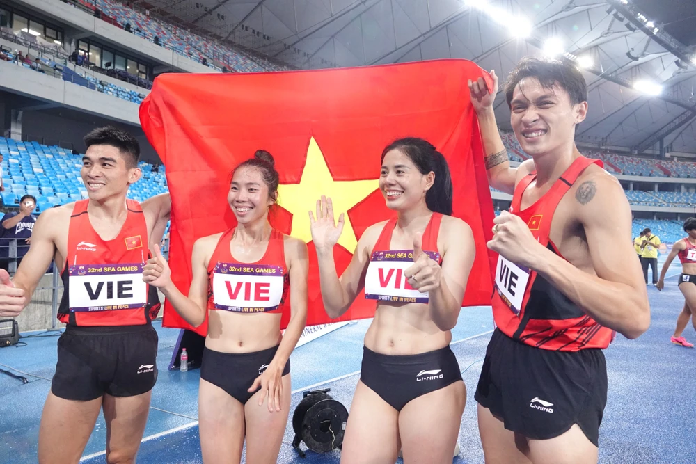 Điền kinh Việt Nam vô địch cự ly 4x400m hỗn hợp nam, nữ. Ảnh: ANH PHƯƠNG.