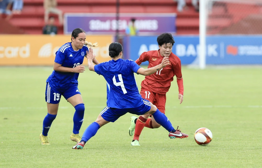 Mỹ Anh vừa vào thay người có đường chuyền khó khiến thủ môn Philippines bắt trượt bóng giúp Bích Thùy dễ dàng san bằng cách biệt. Ảnh: ANH PHƯƠNG.