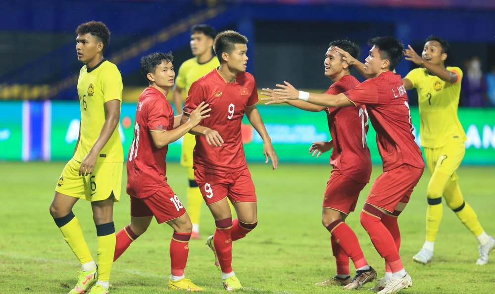 Đội tuyển U-22 Việt Nam vẫn còn tranh ngôi nhất bảng với Thái Lan ở lượt cuối ngày 11-5 và chỉ hai ngày sau là thi đấu bán kết. Ảnh: ANH PHƯƠNG.