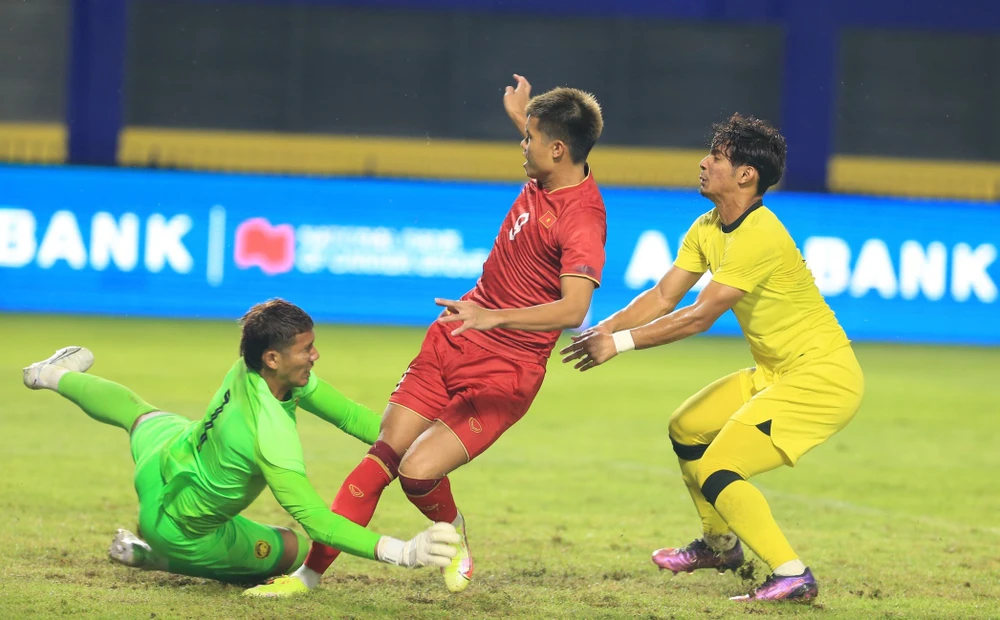 Chân sút son Văn Tùng sớm ghi bàn ở phút thứ 7 giúp đồng đội U-22 Việt Nam thoải mái tâm lý và dễ chơi hơn rất nhiều. Ảnh: ANH PHƯƠNG.