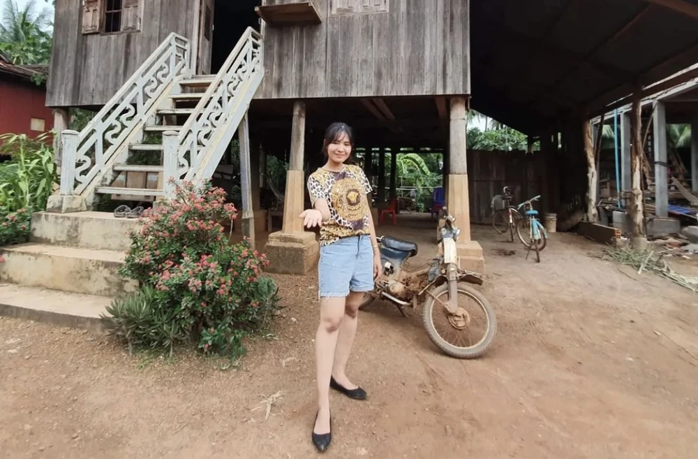 ... nhưng cô gái Khmer chưa bao giờ quên gốc gác nông dân của mình. Ảnh: CCT.