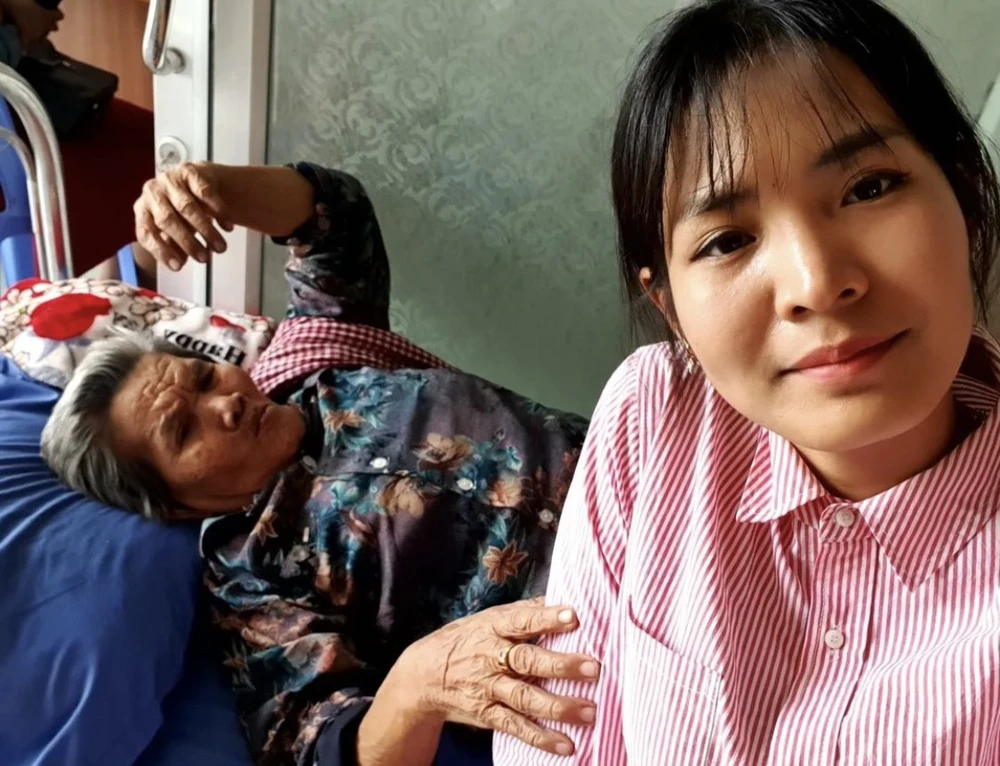 ... hay những chuyến thiện nguyện giúp đỡ người dân có hoàn cảnh khó khăn như một thời thơ ấu của mình ở Campuchia. Ảnh: CCT.