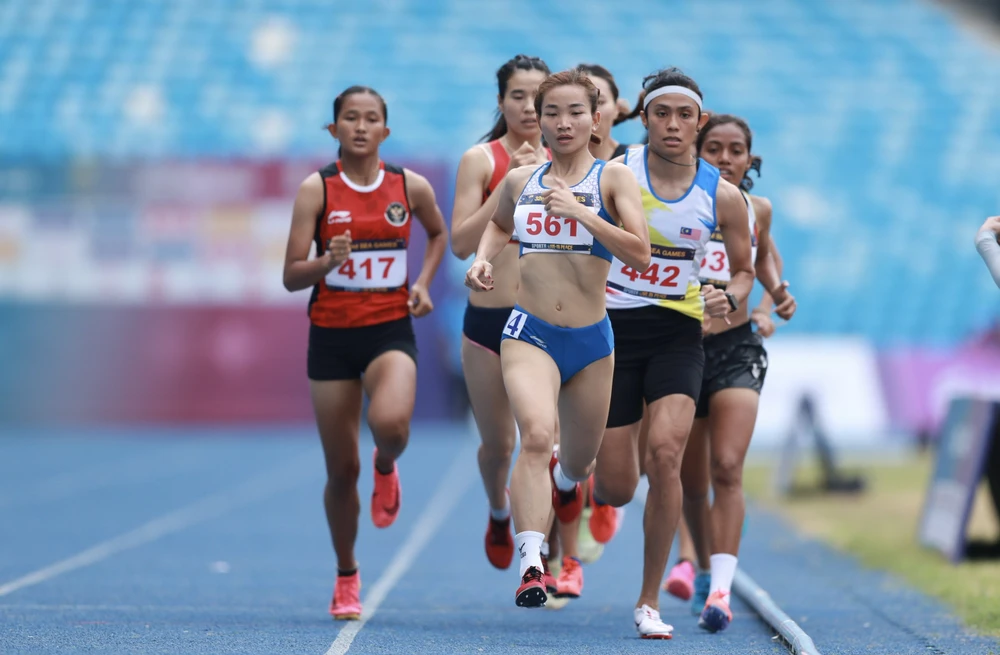 Nguyễn Thị Oanh của điền kinh Việt Nam cán đích gần 6 phút mới thấy Bou Samnang về đến. Ảnh: ANH PHƯƠNG.