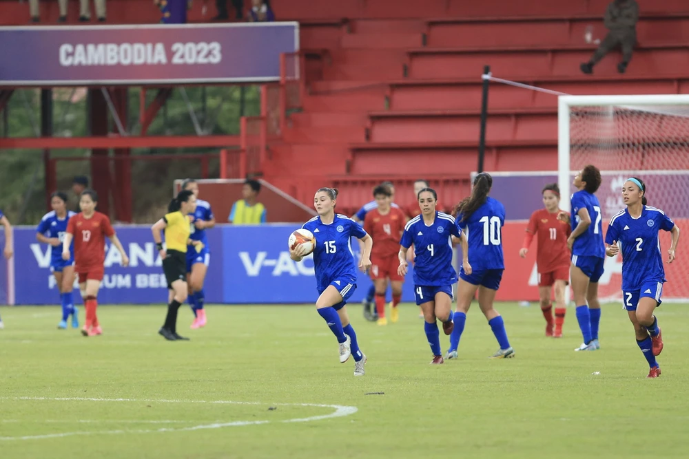 Tuyển nữ Philippines đã rất nỗ lực giành chiến thắng đồng nghiệp Việt Nam nhưng vẫn bị loại vì kém hiệu số bàn thắng bại. Ảnh: ANH PHƯƠNG.