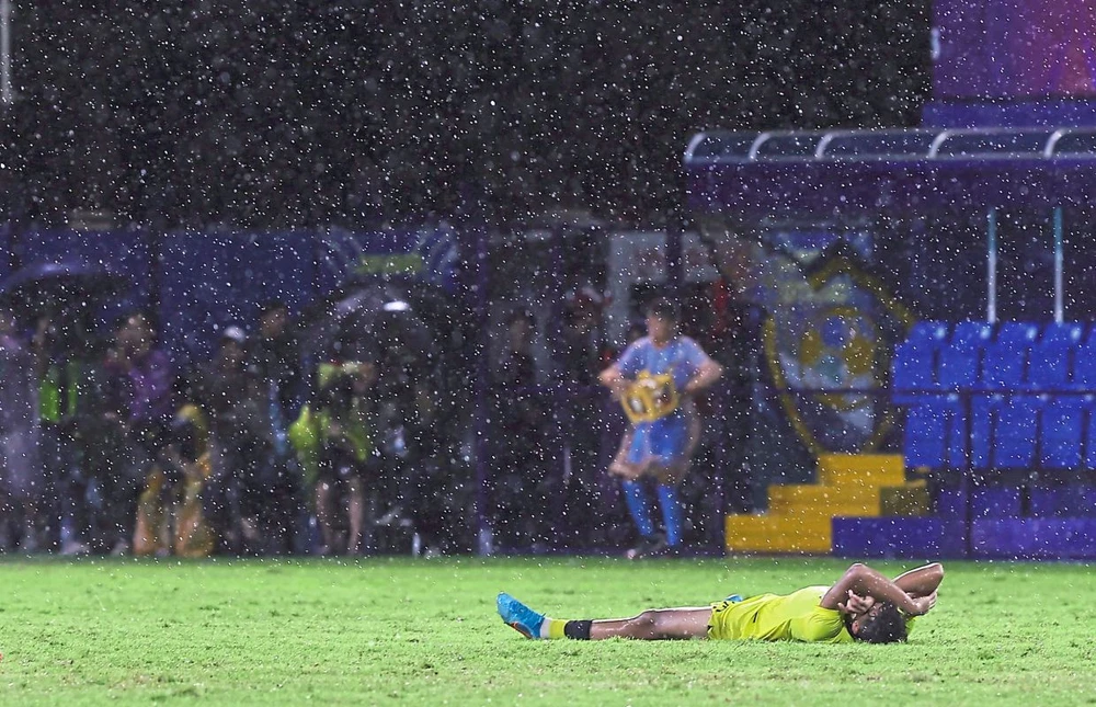 Cầu thủ Malaysia thất vọng khi để thua U-22 Việt Nam trong trận thủy chiến và chính thức bị loại trước một vòng đấu.