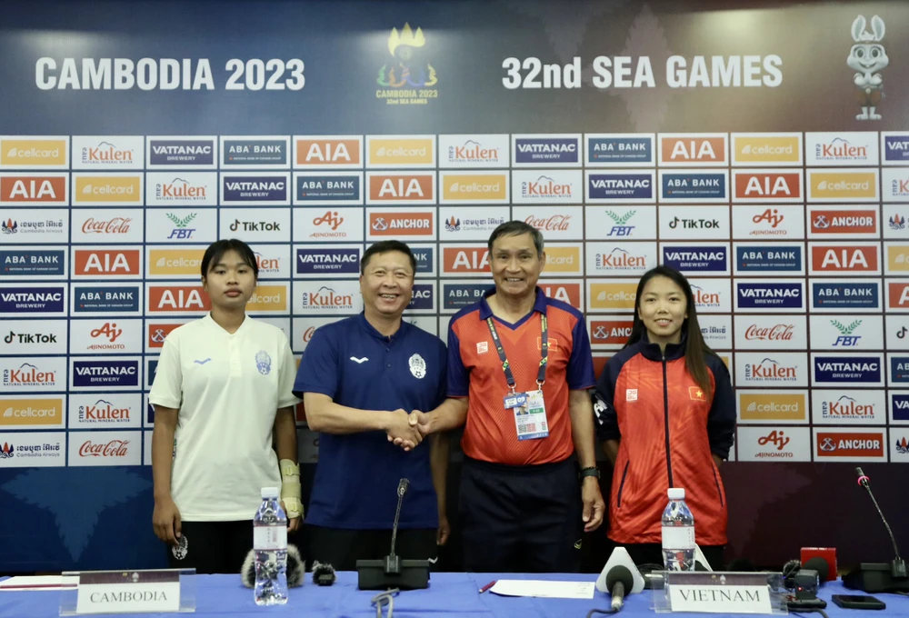 HLV Mai Đức Chung và thủ quân Huỳnh Như tôn trọng chủ nhà Campuchia cùng lời hứa quyết tâm giành chiến thắng. Ảnh: ANH PHƯƠNG.