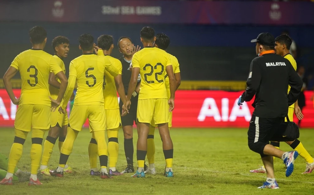 2 cầu thủ bị đuổi khỏi sân ở những phút cuối trận đã khiến học trò ông Elavarasan sớm dừng cuộc chơi SEA Games 32. Ảnh: ANH PHƯƠNG.
