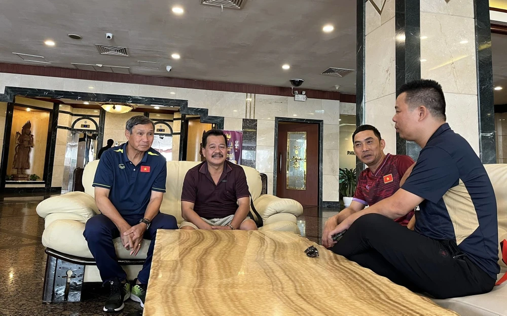 Không chỉ đam mê bóng đá nam, Xuân Mạnh cũng luôn sát cánh bên thầy trò Mai Đức Chung ở mùa SEA Games này. Ảnh: CCT.