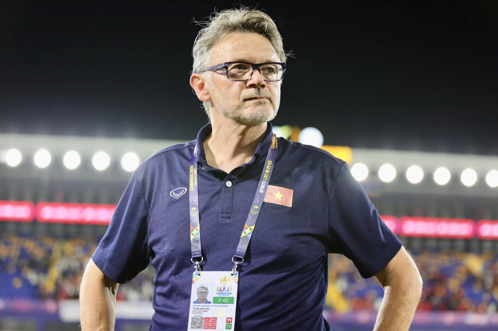 HLV Troussier tự tin giúp học trò lần thứ ba đăng quang SEA Games. Ảnh: ANH PHƯƠNG.