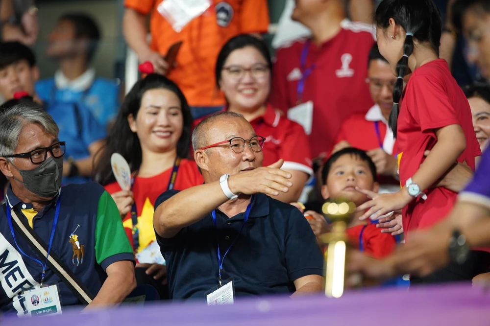 HLV Park Hang-seo không ngồi trên khán đài VIP như ở sân Prince mà ngồi cùng khán giả tại sân Olympic xem một số học trò cũ thi đấu với Indonesia. Ảnh: ANH PHƯƠNG.
