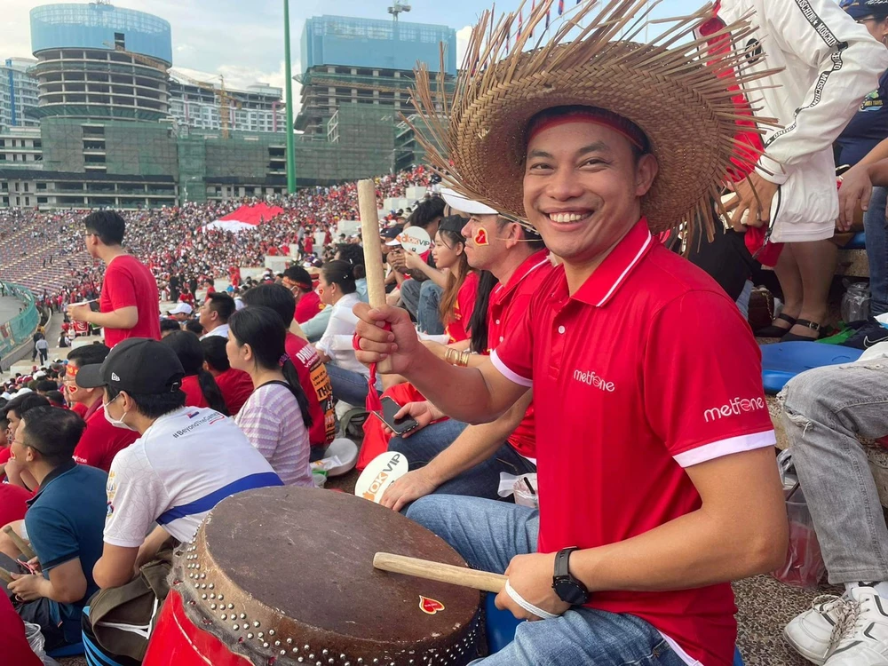 Tay trống Hoàng Hữu Giang có nụ cười rất giống diễn viên hài Lê Dương Bảo Lâm vừa gõ theo nhịp cổ động các cầu thủ Việt Nam, vừa pha trò hài hước cho bạn bè vui khi hai lần Indonesia dẫn trước đội nhà của mình.