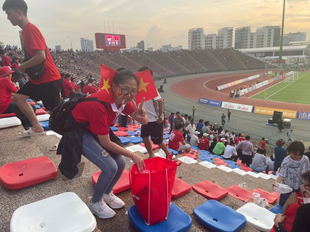 Cô gái Thu Trúc vừa dọn rác vừa cười như mếu sau khi đội tuyển U-22 Việt Nam thua đau Indonesia ở phút bù giờ.