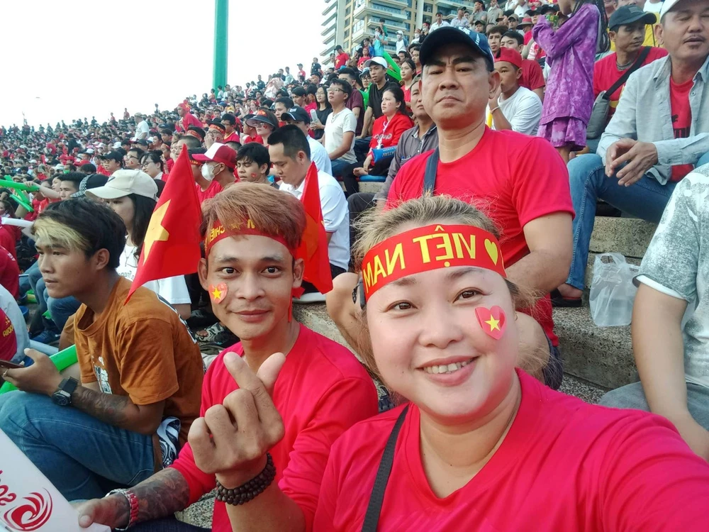 Đôi vợ chồng son Sok Roth Thy đến sân Olympic từ rất sớm, lúc 12 giờ trưa mặc dù trận bán kết U-22 Việt Nam đụng độ U-22 Indonesia đến 16 giờ mới diễn ra.