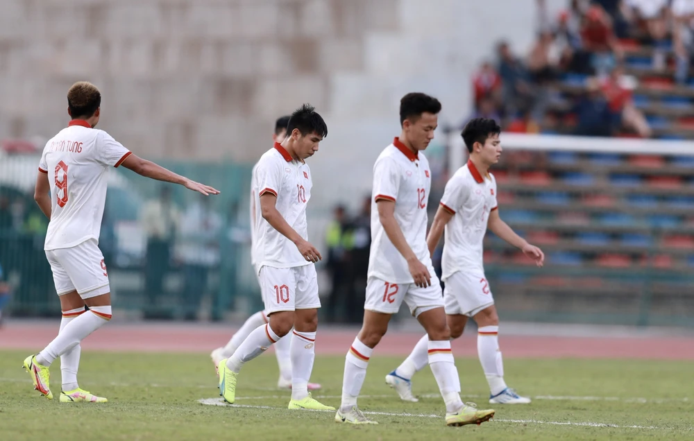 Những đôi chân nặng trĩu nỗi buồn của các cầu thủ trẻ Việt Nam. Ảnh: ANH PHƯƠNG.