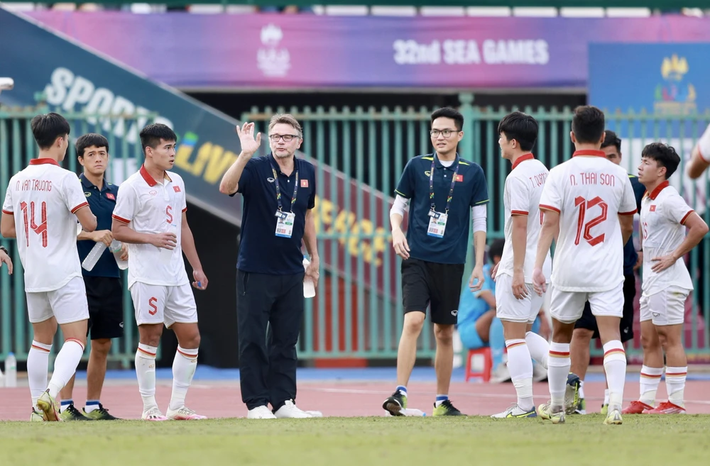 HLV Troussier không ngờ các học trò chơi hơn người từ phút 60 lại để thua ở phút bù giờ nghiệt ngã...