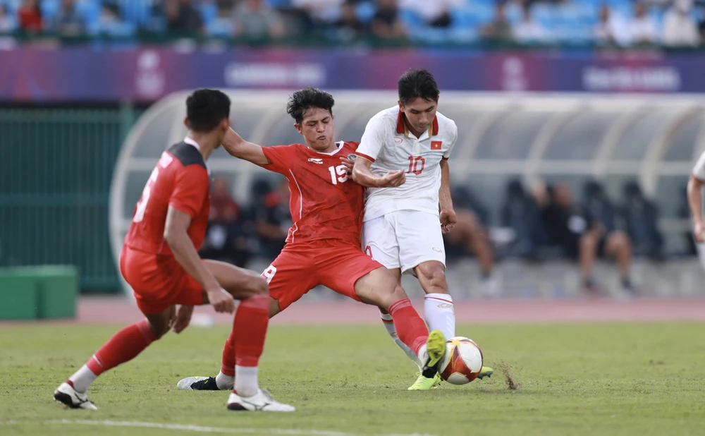 Taufani đã làm tan nát trái tim người yêu bóng đá Việt Nam với cú sút thần sầu ở phút bù giờ giúp Indonesia vào chung kết SEA Games 32. Ảnh: ANH PHƯƠNG.