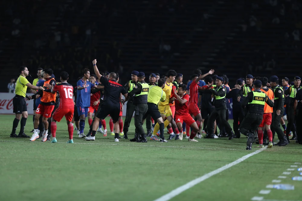 Rất đông nhân viên an ninh có mặt trên sân Olympic đã nhanh chóng ngăn cản cuộc hỗn chiến của hai đội với những cái đầu bốc hỏa khi ai cũng muốn bênh vực "gà nhà".