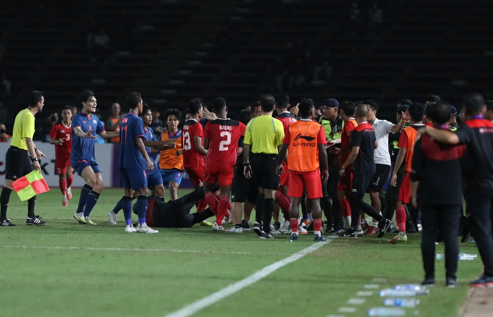 Một thành viên của Ban huấn luyện Indonesia bị trượt chân ngã khiến ông bị đối phương giẫm đạp đổ máu.