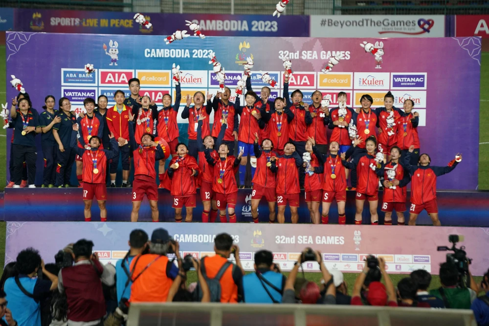 Thúy Nga (thứ 2 hàng trên từ phải qua) trở lại sân nhận huy chương vàng cùng đồng đội sau trận chung kết SEA Games 32 thắng đối thủ quen thuộc Myanmar 2-0. Ảnh: ANH PHƯƠNG.