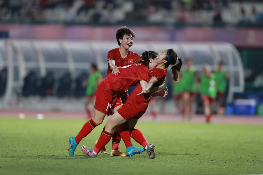 Niềm vui ngất ngây của các cô gái Việt Nam sau khi Thanh Nhã ghi siêu phẩm vào lưới Myanmar ở phút 76 ấn định tỉ số trận chung kết SEA Games 32. Ảnh: ANH PHƯƠNG.