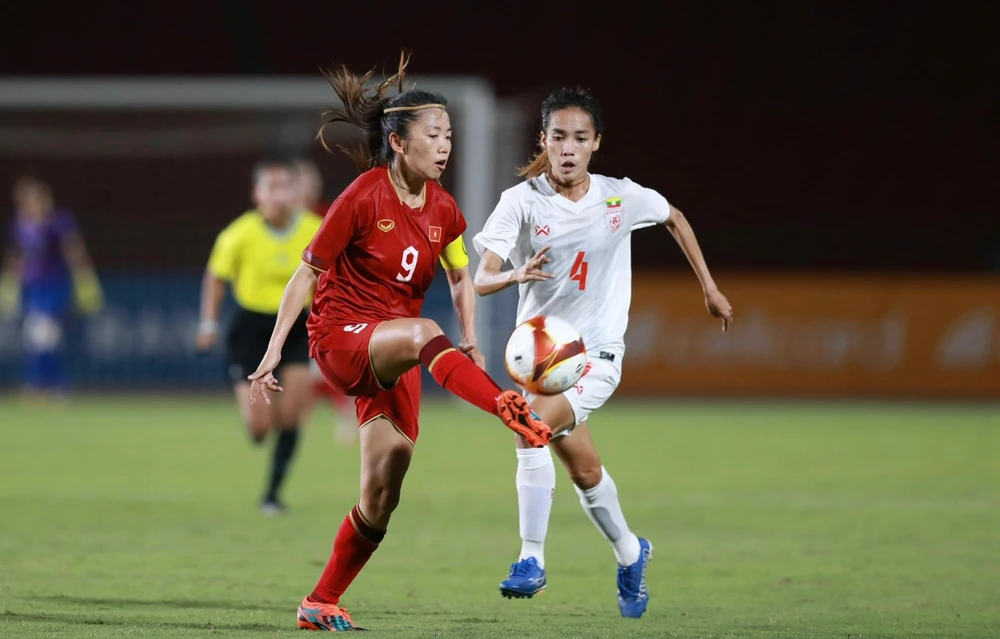 Đội trưởng Huỳnh Như ghi bàn mở điểm rất sớm giúp các đồng đội lên tinh thần ở trận quyết định. Cô gái quê Trà Vinh cũng là tác giả của bàn thắng duy nhất vào lưới Thái Lan hồi năm ngoái trong trận chung kết SEA Games 31. Ảnh: ANH PHƯƠNG.