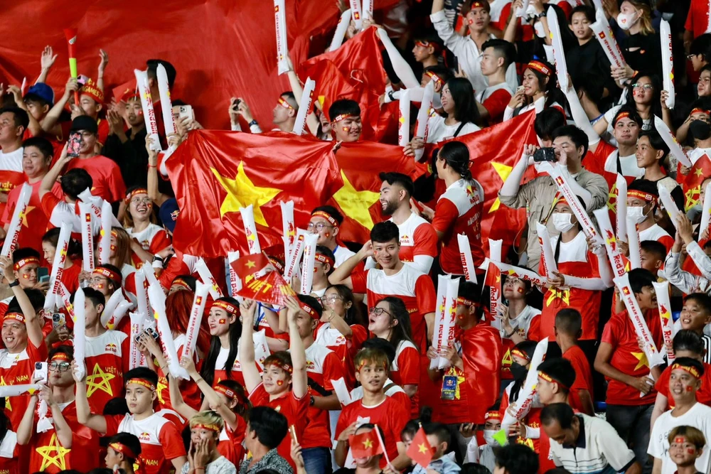 Người hâm mộ Việt Nam trên sân Olympic Phnom Penh ăn mừng chức vô địch SEA Games lần thứ 4 liên tiếp của thầy trò Mai Đức Chung. Ảnh: ANH PHƯƠNG.