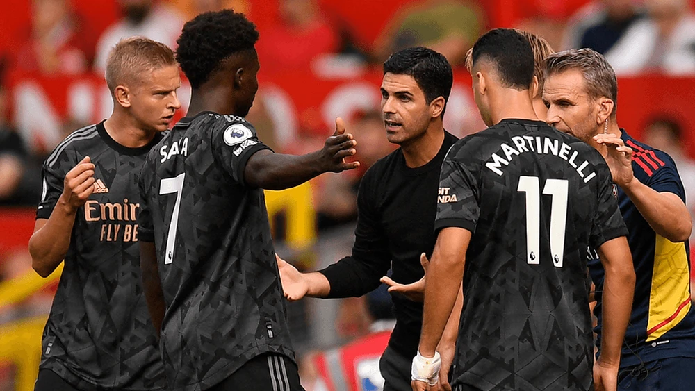 Thầy trò Arteta chính thức trao cúp vô địch Premier League cho đối thủ Man City. Ảnh: GETTY.