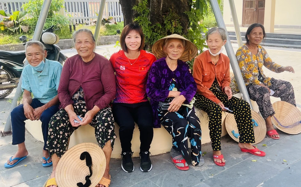 "Em lại khóc nữa rồi anh!" - Trang nhắn tin chia sẻ sau khi đi hết phòng bệnh này đến phòng bệnh khác tặng quà cho bà con và chụp hình chia vui với những cô bác chỉ biết cầu thủ số 8 của tuyển nữ Việt Nam trên tivi.