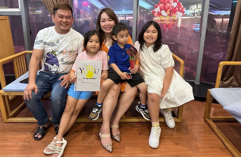 Gia đình chị Trang và anh David ở thủ đô Phnom Penh là những cổ động viên nồng nhiệt của các cô gái Việt Nam...