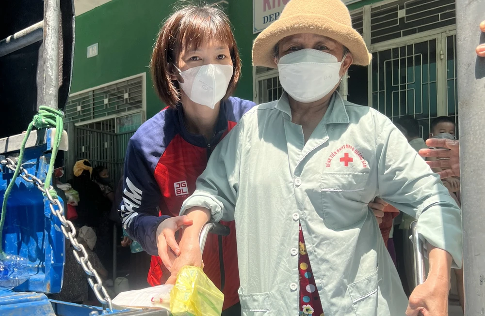 Chỉ có năm ngày phép, Thùy Trang đã mất hơn hai ngày cho chuyến thiện nguyện giàu ý nghĩa ở quê nhà Quảng Nam.