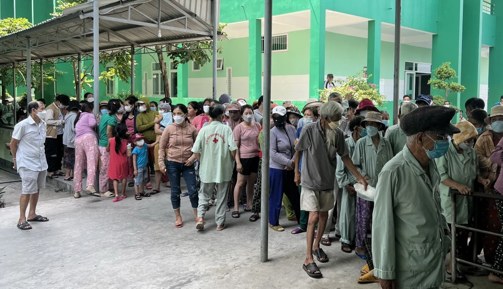 Cô gái sinh trưởng ở Đại Lộc thấy đông người quá, vừa mừng vừa lo không biết có chia đủ cho bà con nghèo quê mình hay không.