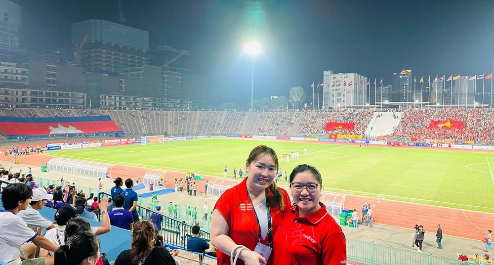 Qua sự kết nối của chị Quý sinh sống và làm việc ở Tập đoàn Metfone tại Campuchia, chị Huỳnh Ngọc Mai Trang (trái) đã chung tay cho bếp ăn từ thiện của nữ tuyển thủ Thùy Trang.