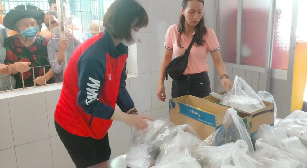 Vừa chia quà cho bà con nghèo, Trang ngậm ngùi nhớ về những ngày vất vả chăm sóc ba mẹ và anh trai trong bệnh viện, thấy nhiều mảnh đời còn khó khăn nhiều hơn mình.