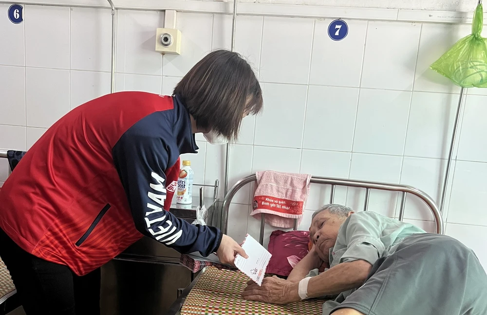 Đến thăm những phòng bệnh nhân nặng, Trang nhớ người thân của mình từng nhọc nhằn vượt qua, rồi lại khóc thương cho người anh xấu số của mình qua đời trong mùa dịch COVID-19.