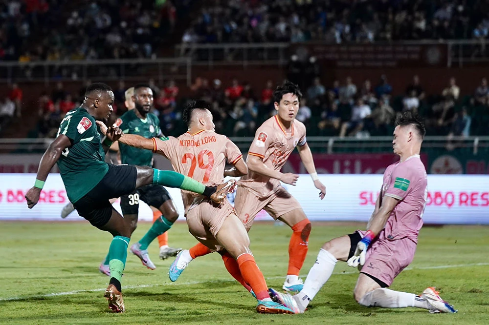 CLB TP.HCM lại chìm trên sân nhà ở trận thua Công an Hà Nội 3-5. Ảnh: VPF.