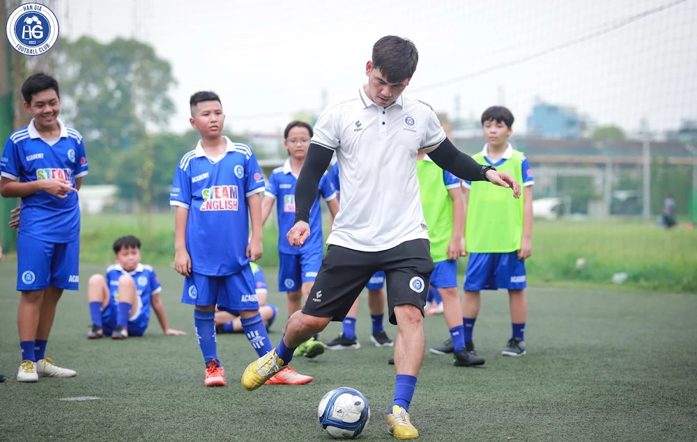 Với hơn 20 năm kinh nghiệm đá bóng ở các CLB Ngân hàng Đông Á, B. Bình Dương, Đồng Tâm Long An, và tuyển quốc gia vô địch Đông Nam Á, cựu hậu vệ thép Quang Thanh tận tình hướng dẫn các em nhỏ từng động tác kỹ thuật nhỏ.
