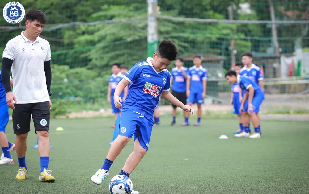 ... và chăm chút chỉnh sửa từng pha đi bóng cho những bạn nhỏ muốn có một sân chơi bổ ích để rèn luyện sức khỏe lẫn thực hiện giấc mơ trở thành cầu thủ chuyên nghiệp.