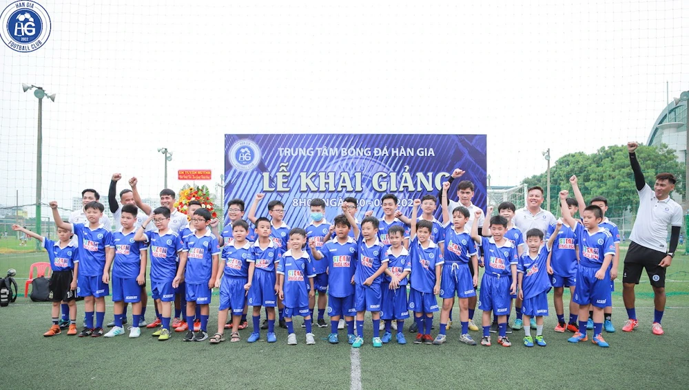 Đông đảo phụ huynh gửi gắm con em mình cho cựu tuyển thủ Quang Thanh và những người bạn ở Học viện Hàn Gia vừa khai giảng cuối tuần qua,