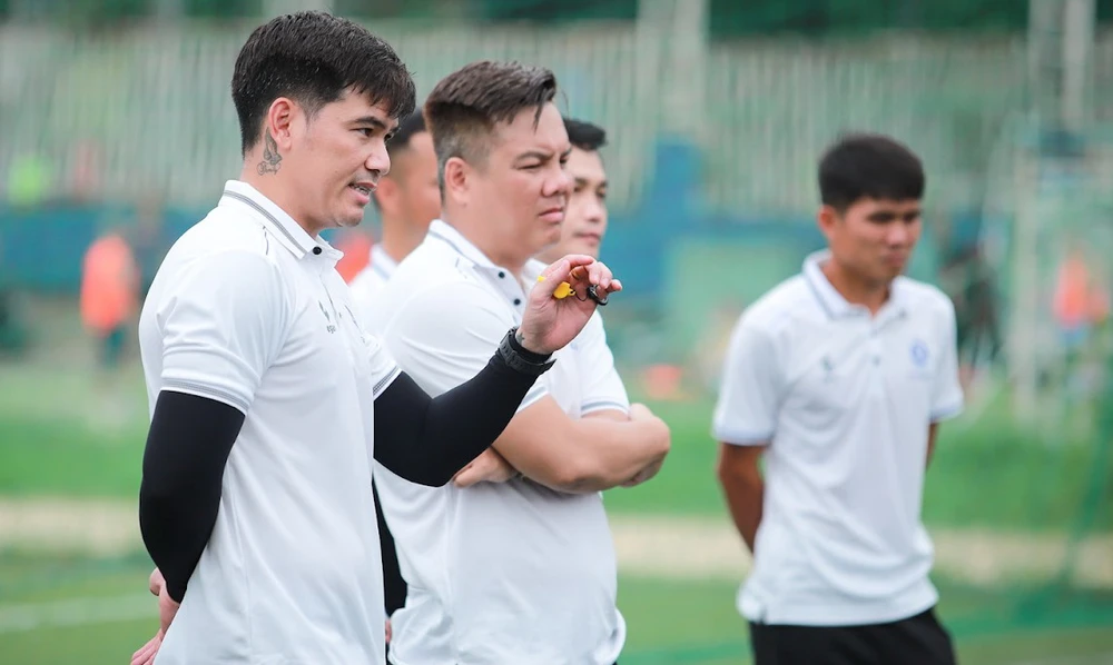 Quang Thanh và đội ngũ huấn luyện hùng hậu nhận các học viên từ 7 tuổi đến 14 tuổi luyện tập bóng đá vào mỗi cuối tuần (thứ 7 và Chủ Nhật) với giờ học linh động, sáng từ 8 giờ đến 9 giờ 30, chiều từ 15 giờ 30 đến 17 giờ.