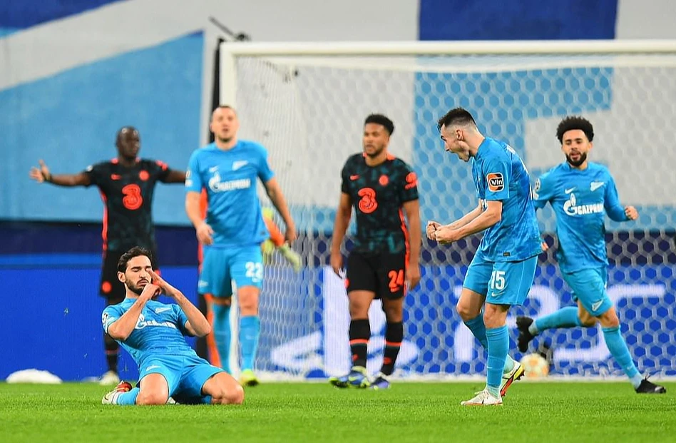 Tiền vệ Ozdoyev (ngồi) nói thẳng Ronaldo gia nhập Al Nassr chỉ để đánh bóng bản thân. Ảnh: GETTY.