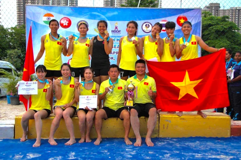 Không kém cạnh gì tân lang Thái Hòa, tân giai nhân Kim Yến là VĐV giàu thành tích nhất của bóng ném nữ Bình Định với chức vô địch giải trẻ toàn quốc, rất nhiều HCB quốc gia, HCV các CLB nam, nữ toàn quốc năm,... và đỉnh cao là chức vô địch châu Á. Chủ tịch UBND tỉnh Bình Định Nguyễn Phi Long tặng bằng khen cho HLV Nguyễn Thái Hòa và Đỗ Thị Kim Yến sau khi mang về thành tích đáng tự hào cho làng bóng ném quốc gia.