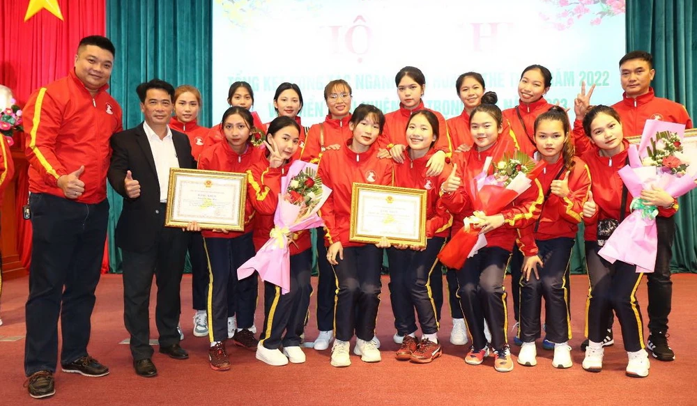 Những thành công của HLV Nguyễn Thái Hòa luôn có bóng dáng của người phụ nữ hiền thảo nguyện trọn đời bên nhau và ước vọng về một cuộc sống thái hòa.